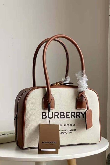 شنطة - Burberry / شامل علبة 